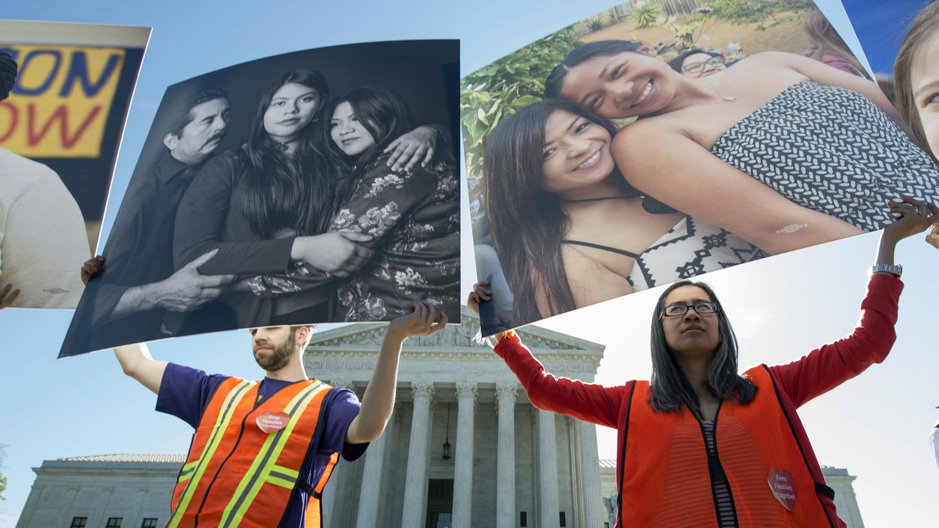 Aktivisten, die sich für illegale Einwanderer einsetzen, demonstrieren vor dem Supreme Court in Washington, D.C. Aktivisten, die sich für illegale Einwanderer einsetzen, demonstrieren vor dem Supreme Court in Washington, D.C.