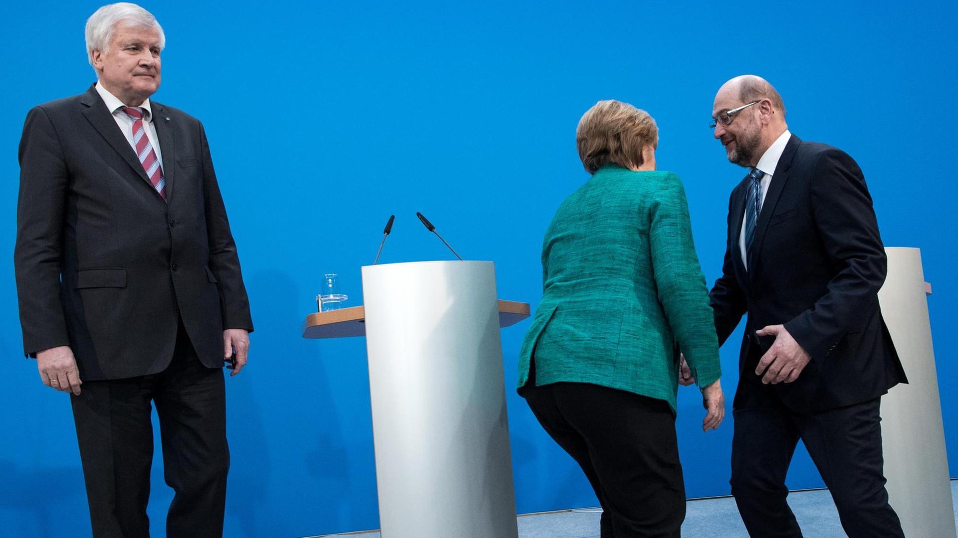 Horst Seehofer, Ministerpräsident von Bayern und Vorsitzender der CSU, Angela Merkel, Bundeskanzlerin und Vorsitzende der CDU und Martin Schulz, Vorsitzender der SPD, äußern sich am Ende der Koalitionsverhandlungen in der CDU-Parteizentrale, dem Konrad-Adenauer-Haus. Horst Seehofer, Ministerpräsident von Bayern und Vorsitzender der CSU, Angela Merkel, Bundeskanzlerin und Vorsitzende der CDU und Martin Schulz, Vorsitzender der SPD, äußern sich am Ende der Koalitionsverhandlungen in der CDU-Parteizentrale, dem Konrad-Adenauer-Haus.