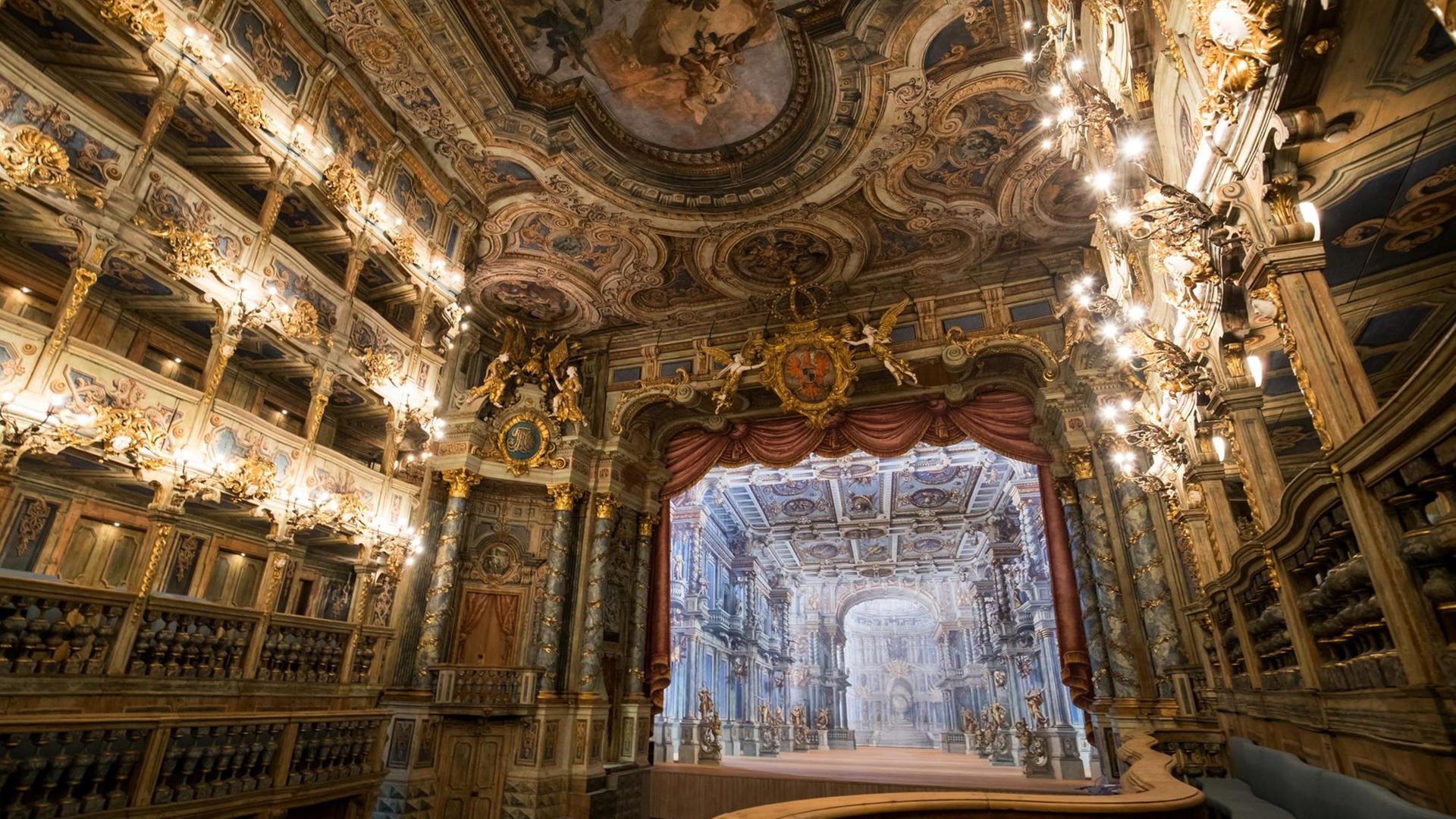 Das sanierte Markgräfliche Opernhaus in Bayreuth von Innen. Es ist im Barock-Stil gebaut.