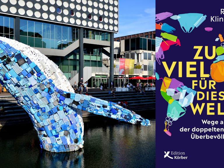 Buchcover "Zuviel für diese Welt" von Reiner Klingholz und im Hintergrund ein Wal aus 5 Tonnen Plastikmüll