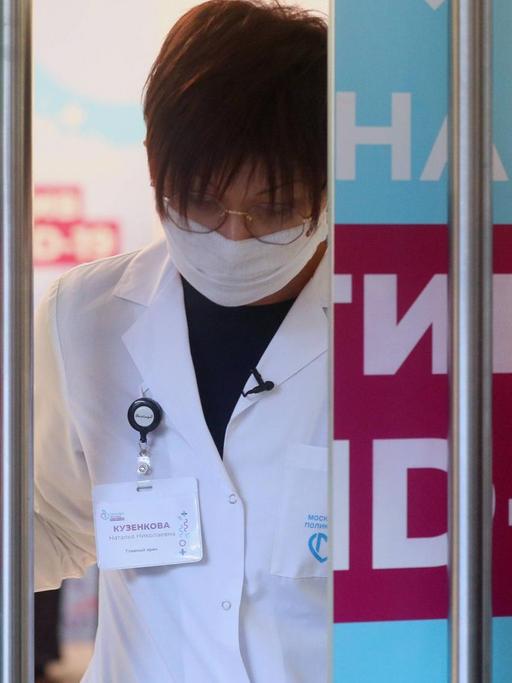 Ein medizinischer Mitarbeiterin steht in der Tür einer mobilen COVID-19-Impfeinheit im Kaufhaus GUM.