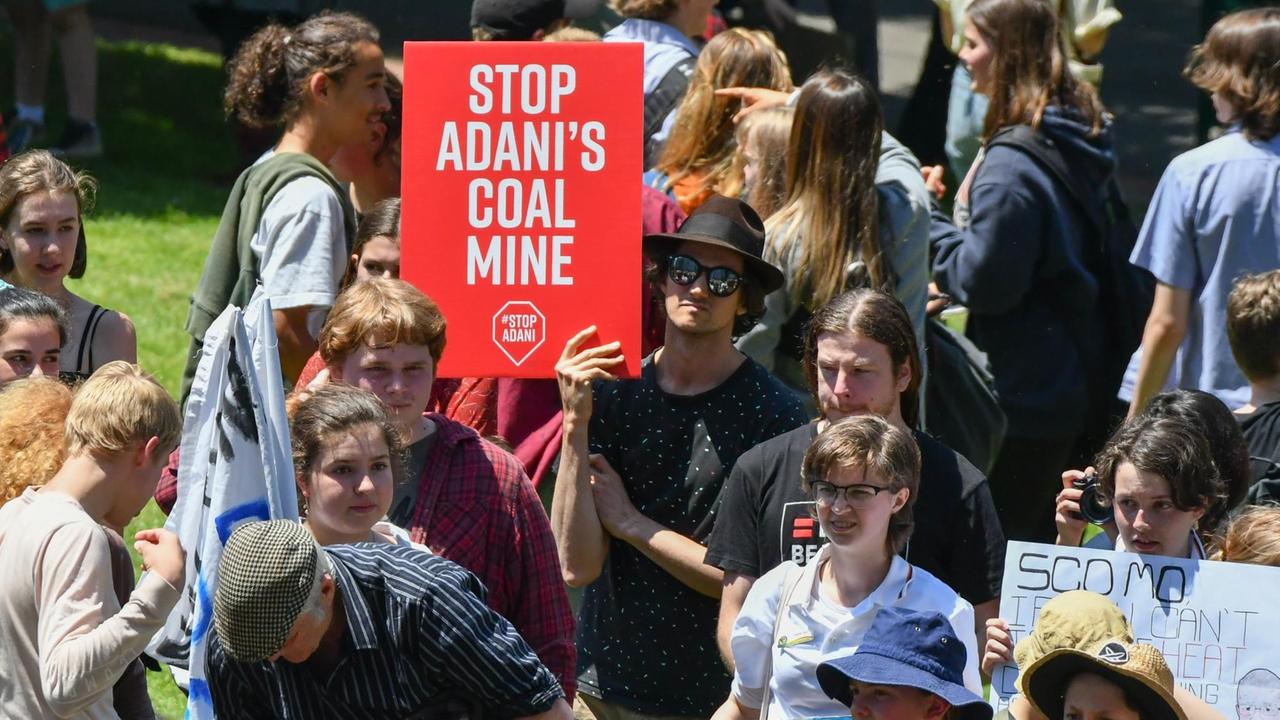 November 30, 2018 - Melbourne, Australia - Tausende Studierende marschieren durch die Innenstadt, sie fordern von der Regierung mehr Eingreifen gegen den Klimawandel  