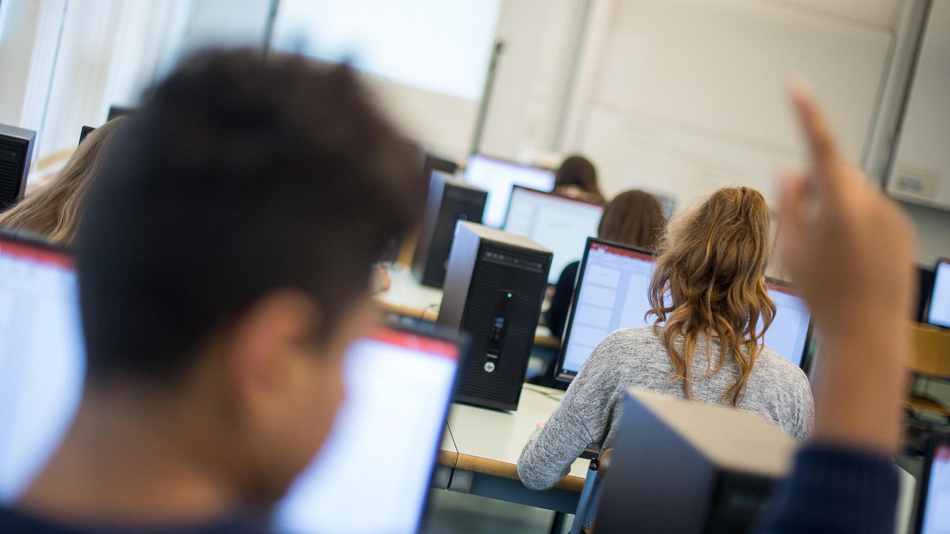 Ein Schüler meldet sich während des IT-Unterrichts. Ein Schüler meldet sich während des IT-Unterrichts.