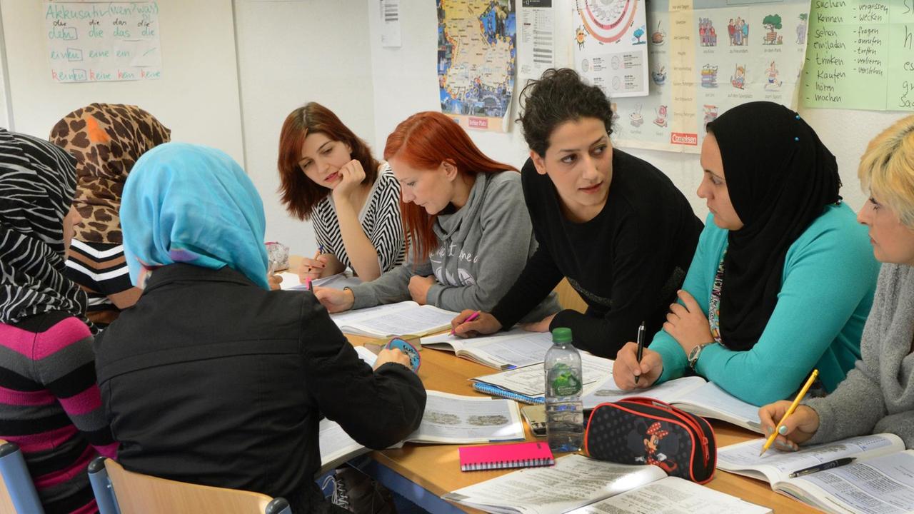 In einem Integrationskurs für Frauen im Language Coach Institut in Leipzig (Sachsen) sitzen Teilnehmer aus Syrien, dem Iran, Ägypten, der Ukraine und Polen im Deutsch-Unterricht bei der iranischen Dozentin Shamim Shahi Irani (Mitte), aufgenommen am 27.10.2015. In einem Integrationskurs für Frauen im Language Coach Institut in Leipzig (Sachsen) sitzen Teilnehmer aus Syrien, dem Iran, Ägypten, der Ukraine und Polen im Deutsch-Unterricht bei der iranischen Dozentin Shamim Shahi Irani (Mitte), aufgenommen am 27.10.2015.