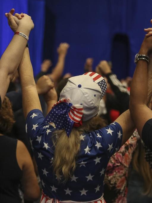 Evangelikale Gottesdienstbesucher in den USA fassen sich an den Händen und beten gemeinsam. 4. Januar 2020