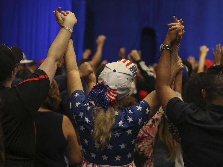 Evangelikale Gottesdienstbesucher in den USA fassen sich an den Händen und beten gemeinsam. 4. Januar 2020