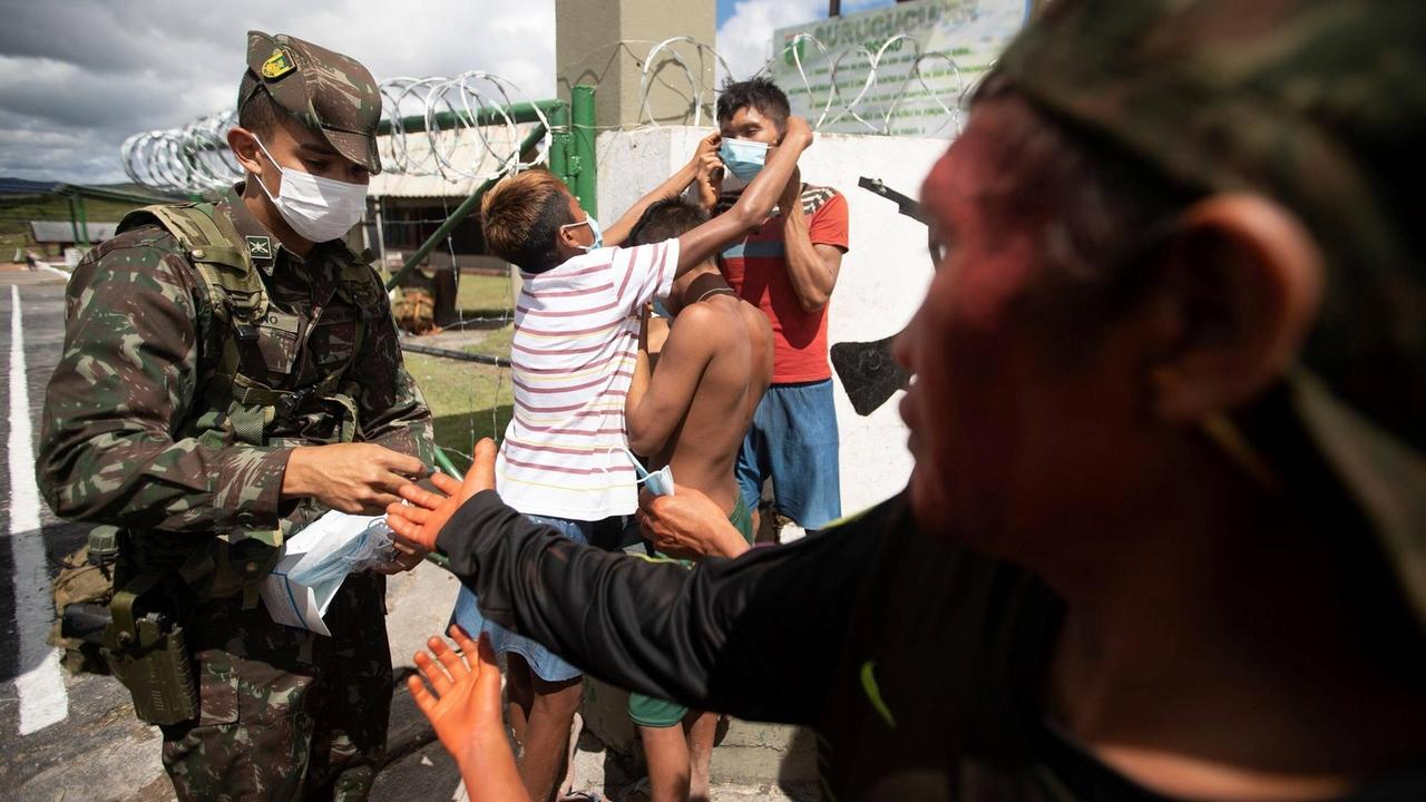 Das brasilianische Militär verteilt Masken an die Yanomami und führt Corona-Schnelltests durch. Das brasilianische Militär verteilt Masken an die Yanomami und führt Corona-Schnelltests durch.