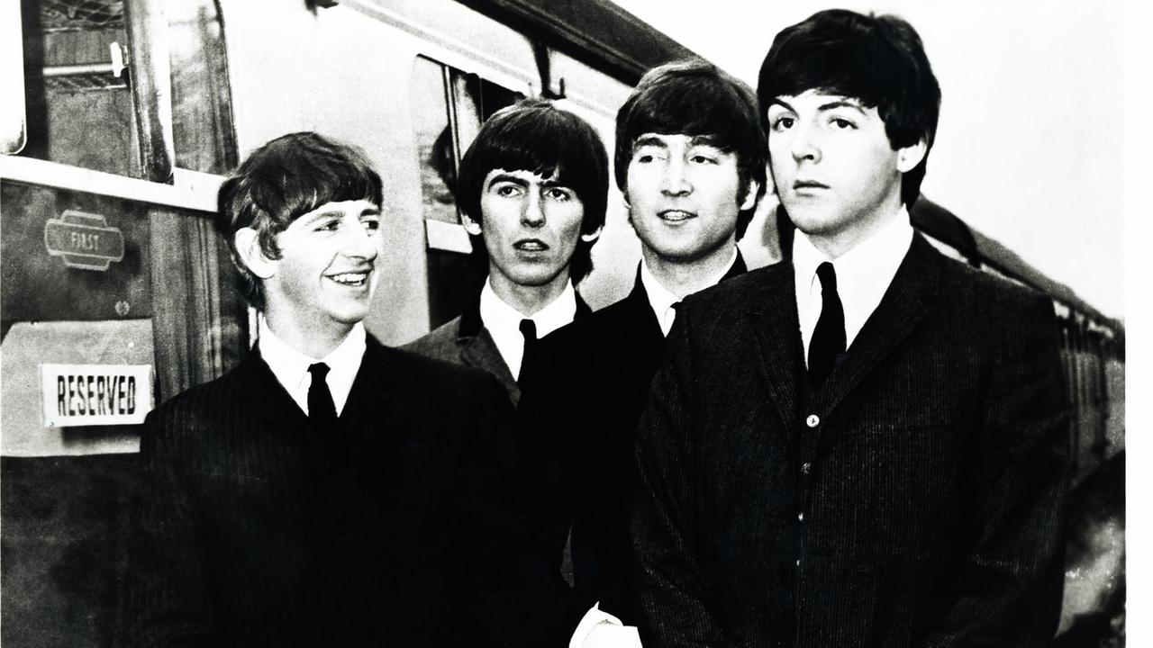Gruppenfoto von den Beatles in dem Film "A Hard Day's Night", Großbritannien 1964, Regie: Richard Lester, Darsteller: The Beatles: John Lennon, Ringo Starr, Paul McCartney, George Harrison. Gruppenfoto von den Beatles in dem Film "A Hard Day's Night", Großbritannien 1964, Regie: Richard Lester, Darsteller: The Beatles: John Lennon, Ringo Starr, Paul McCartney, George Harrison.