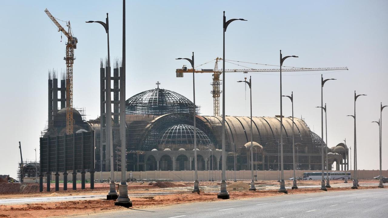 In der neuen Verwaltungshauptstadt Ägyptens entsteht auch die größte Kirche im Nahen Osten, die Kathedrale Christi Geburt, die später Platz für mehrere tausend Gläubige bieten soll. In der neuen Verwaltungshauptstadt Ägyptens entsteht auch die größte Kirche im Nahen Osten, die Kathedrale Christi Geburt, die später Platz für mehrere tausend Gläubige bieten soll.