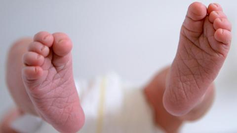 Ein Neugeborenes aus Mainz strampelt am 30.03.2006 im Kinderzimmer der Neugeborenenstation der Uni-Klinik Mainz (Rheinland-Pfalz) mit den Füßen.