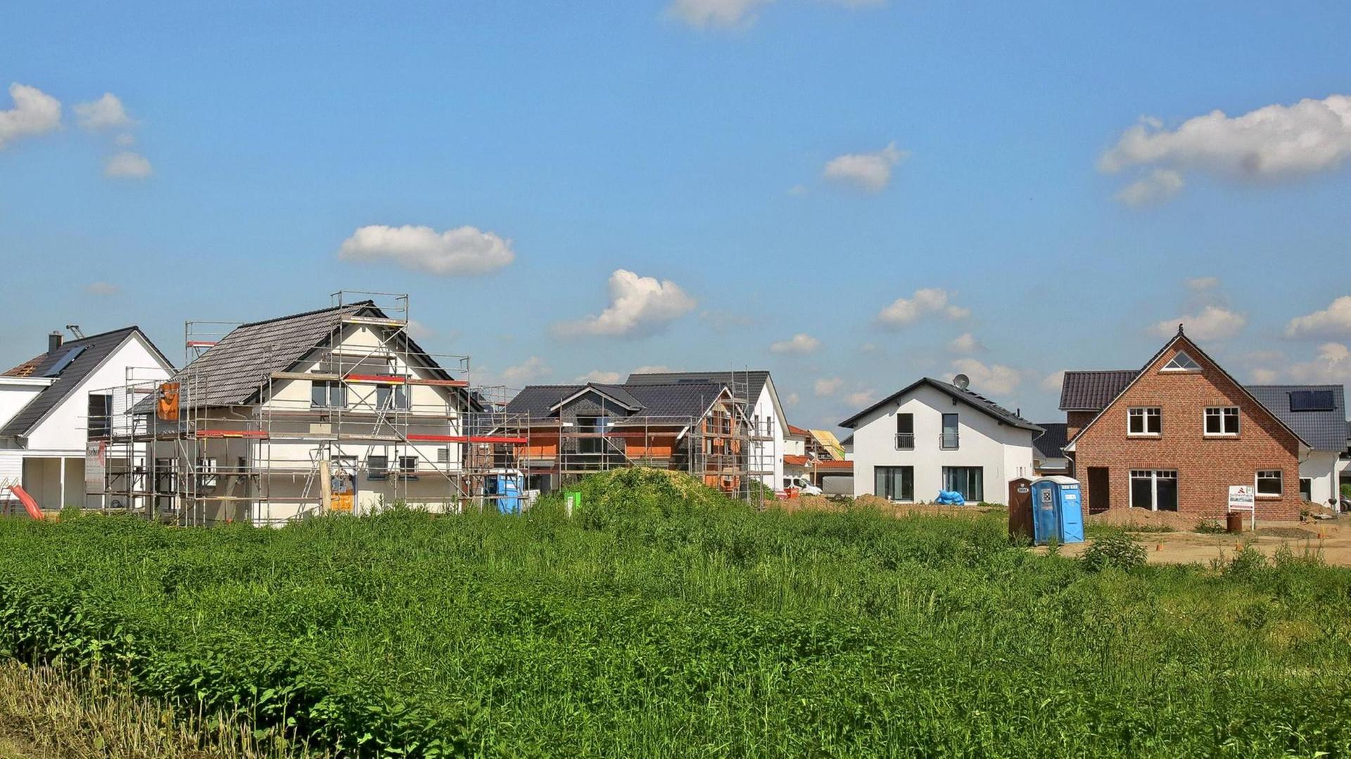 Noch überwiegend leerstehende Häuser im Neubaugebiet. Es wird gemauert, was das Zeug hält. Die Zinsen sind noch niedrig. Noch überwiegend leerstehende Häuser im Neubaugebiet. Es wird gemauert, was das Zeug hält. Die Zinsen sind noch niedrig.