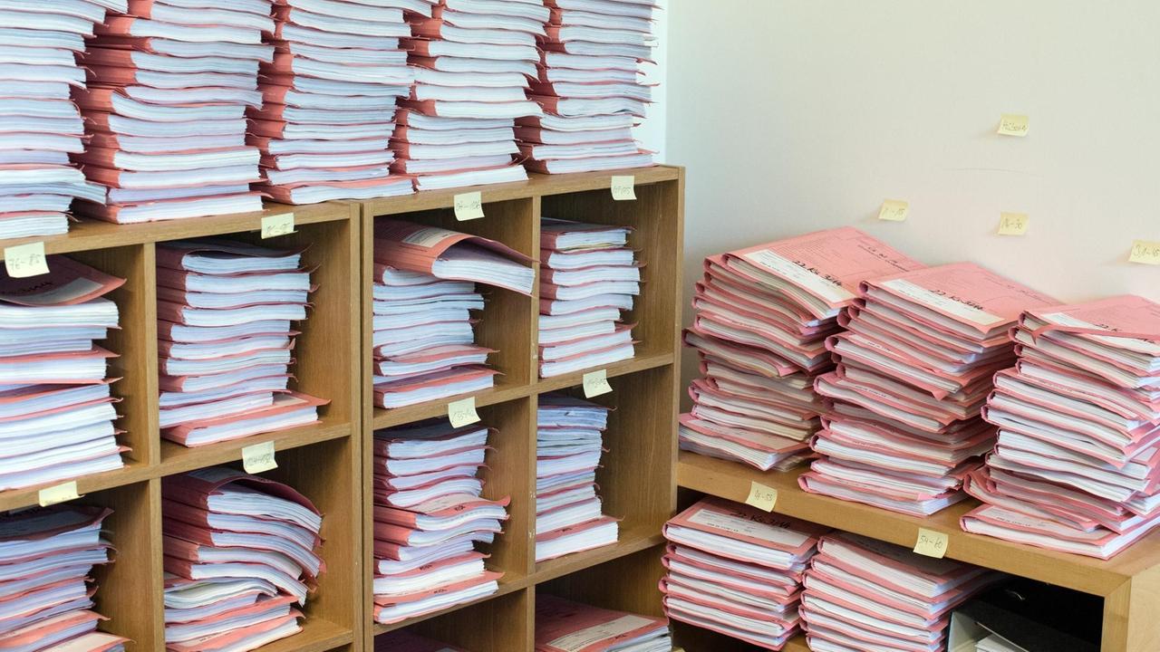 Stapel von Akten liegen zum Prozess im Verhandlungssaal. (Symbolfoto) Stapel von Akten liegen zum Prozess im Verhandlungssaal. (Symbolfoto)