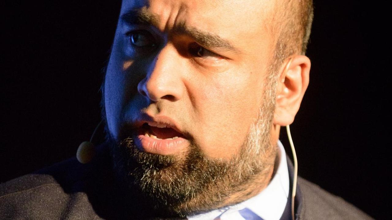Mohammad Imran Sagir, Geschäftsführer des muslimischen Seelsorgetelefons, im Podiumsgespräch auf einer Diskussionsveranstaltung. Mohammad Imran Sagir, Geschäftsführer des muslimischen Seelsorgetelefons, im Podiumsgespräch auf einer Diskussionsveranstaltung.
