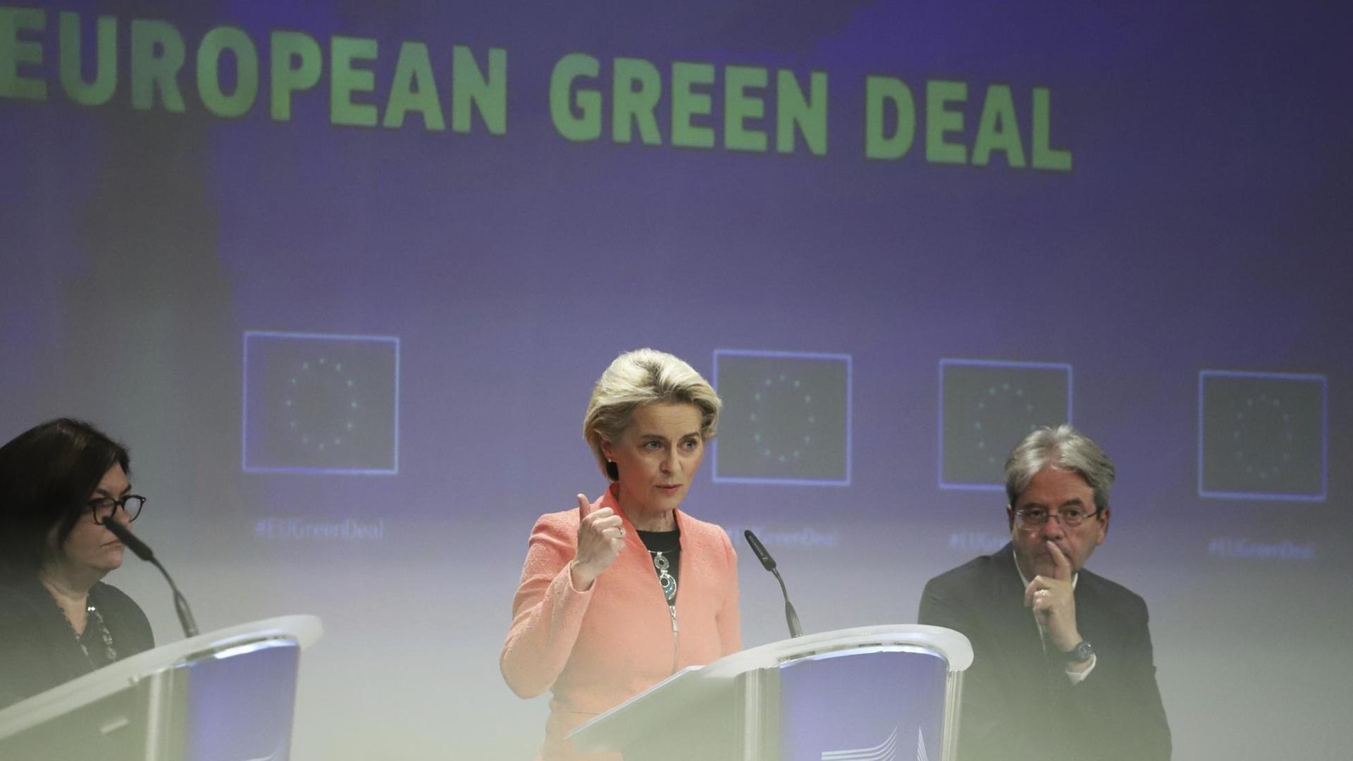 Die Präsidentin von der EU-Kommission, Ursula von der Leyen, steht an einem Redner-Pult.