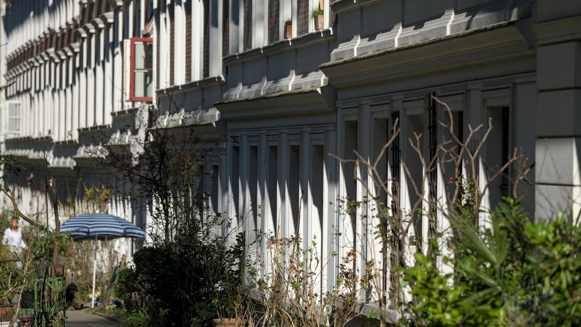 Sonne scheint am 27.03.2017 in Hamburg im Stadtteil Eppendorf auf die Fassaden von Mehrfamilienhäusern. In einer Pressekonferenz gibt die LBS Bausparkasse Schleswig-Holstein-Hamburg AG die Entwicklung der Immobilienpreise in Hamburg und Umland bekannt. Foto: Axel Heimken/dpa | Verwendung weltweit Sonne scheint am 27.03.2017 in Hamburg im Stadtteil Eppendorf auf die Fassaden von Mehrfamilienhäusern. In einer Pressekonferenz gibt die LBS Bausparkasse Schleswig-Holstein-Hamburg AG die Entwicklung der Immobilienpreise in Hamburg und Umland bekannt. Foto: Axel Heimken/dpa | Verwendung weltweit