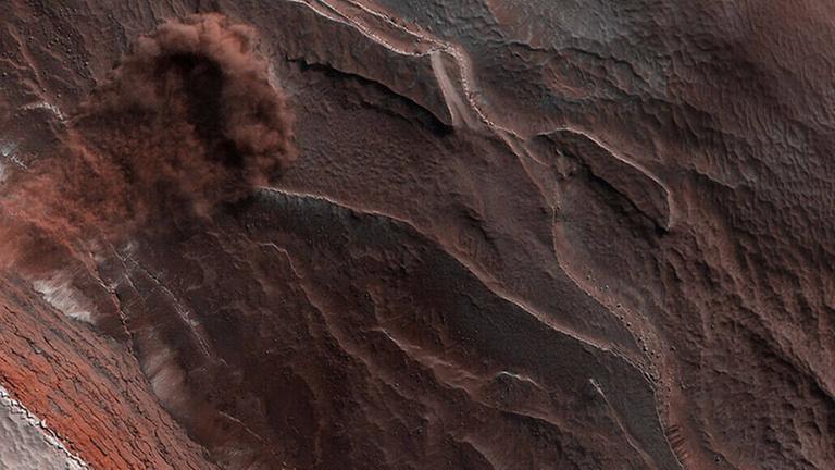 29.5.2019: Die Aufnahme aus der Hi-RISE-Kamera im "Mars Reconnaissance Orbiter" MRO zeigt eine Lawine an einem Felsenkliff auf dem Mars 29.5.2019: Die Aufnahme aus der Hi-RISE-Kamera im "Mars Reconnaissance Orbiter" MRO zeigt eine Lawine an einem Felsenkliff auf dem Mars