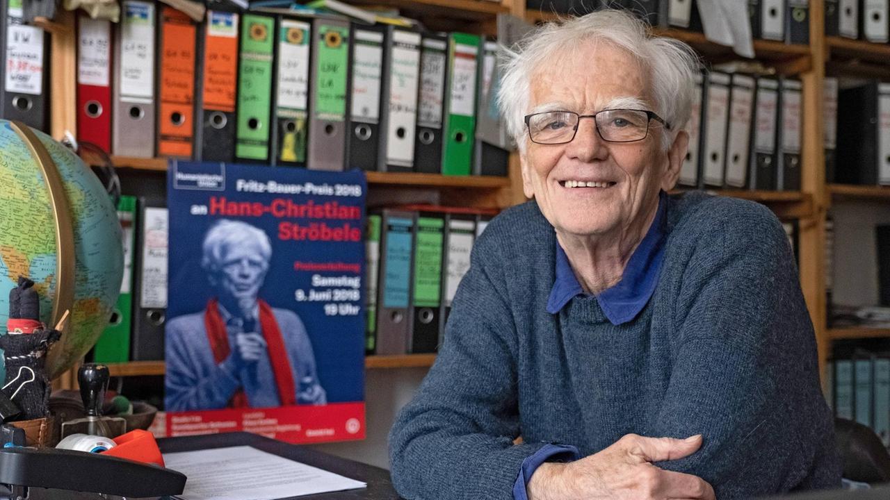 Der Grünen-Politiker Hans-Christian Ströbele sitzt in seiner Wohnung und blickt in die Kamera. Hinter ihm sind Regale voller Aktenordner. Der Grünen-Politiker Hans-Christian Ströbele sitzt in seiner Wohnung und blickt in die Kamera. Hinter ihm sind Regale voller Aktenordner.
