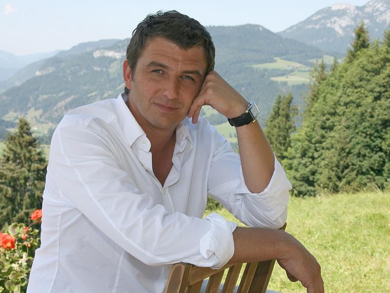 Der Schauspieler Hans Sigl posiert im August 2007 am Rande der Dreharbeiten zur ZDF-Fernsehserie "Der Bergdoktor".