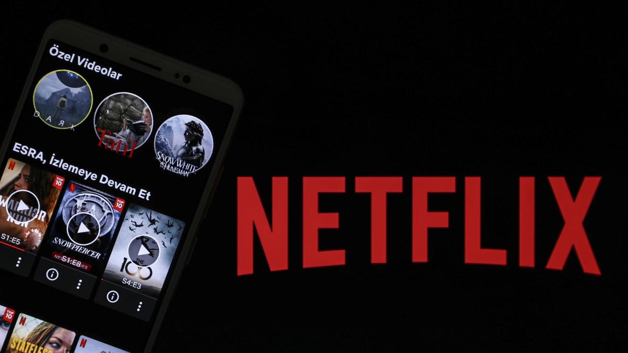 Logo von Netflix auf einem Laptop und ein Smartphone mit der Netflix-Startseite auf Türkisch auf dem Bildschirm in Ankara am 13. Jli 2020. Logo von Netflix auf einem Laptop und ein Smartphone mit der Netflix-Startseite auf Türkisch auf dem Bildschirm in Ankara am 13. Jli 2020.