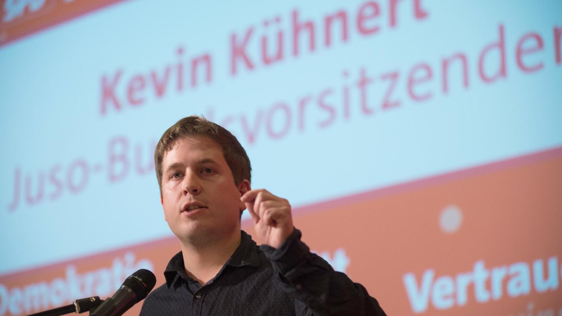 Der Bundesvorsitzende der Jusos, Kevin Kühnert, spricht am 13.01.2018 in Wernigerode (Sachsen-Anhalt) beim SPD-Landesparteitag. Der Bundesvorsitzende der Jusos, Kevin Kühnert, spricht am 13.01.2018 in Wernigerode (Sachsen-Anhalt) beim SPD-Landesparteitag.