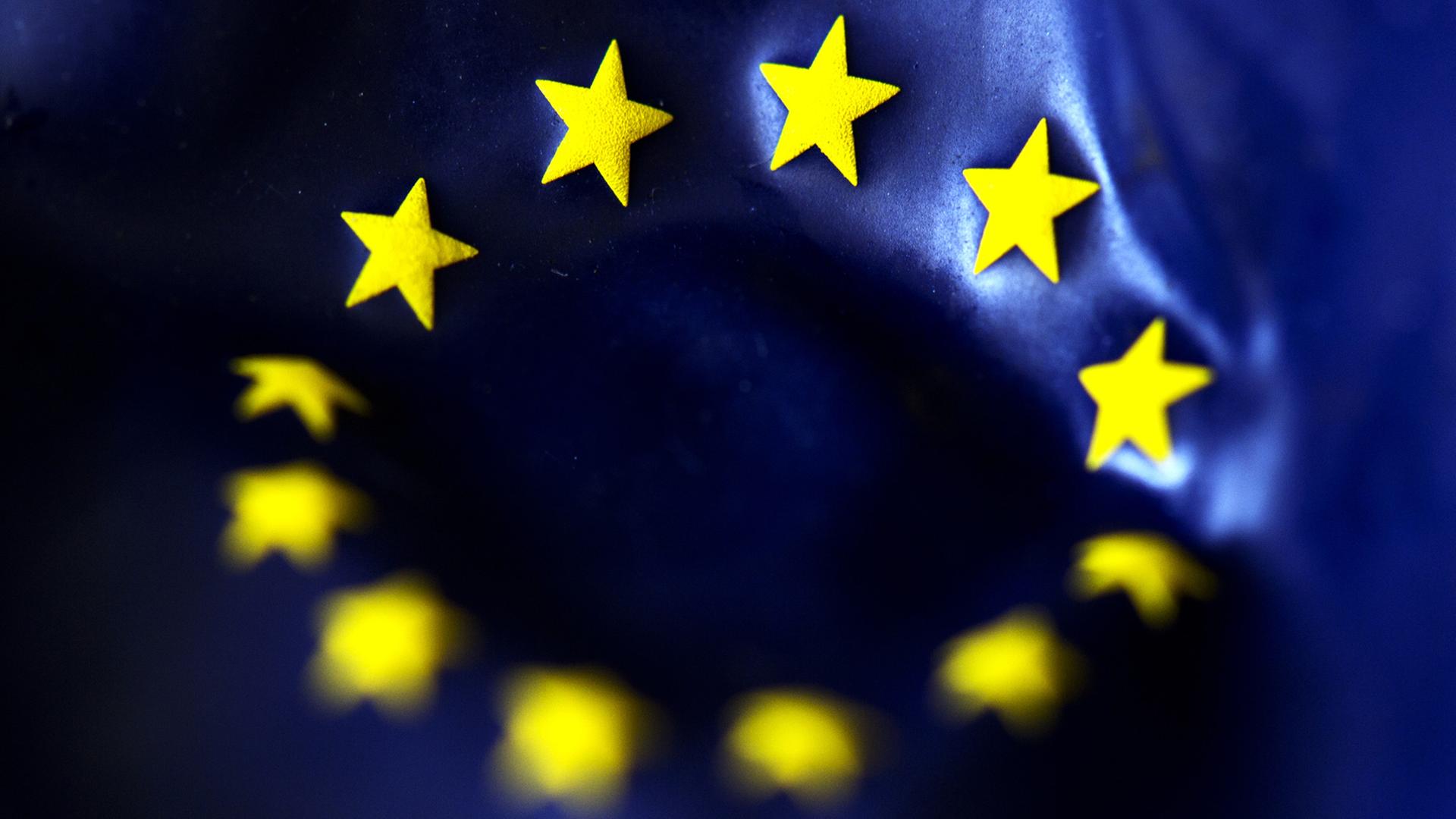 Ein leerer Luftballon mit dem Logo der Europäischen Union
