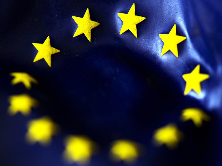 Ein leerer Luftballon mit dem Logo der Europäischen Union