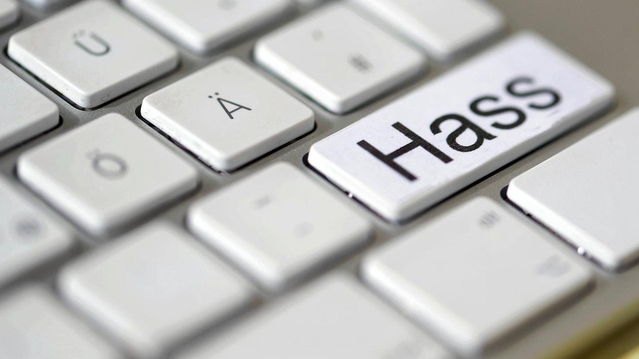 Auf einer Computertastatur steht auf einer Taste das Wort "Hass" Auf einer Computertastatur steht auf einer Taste das Wort "Hass"