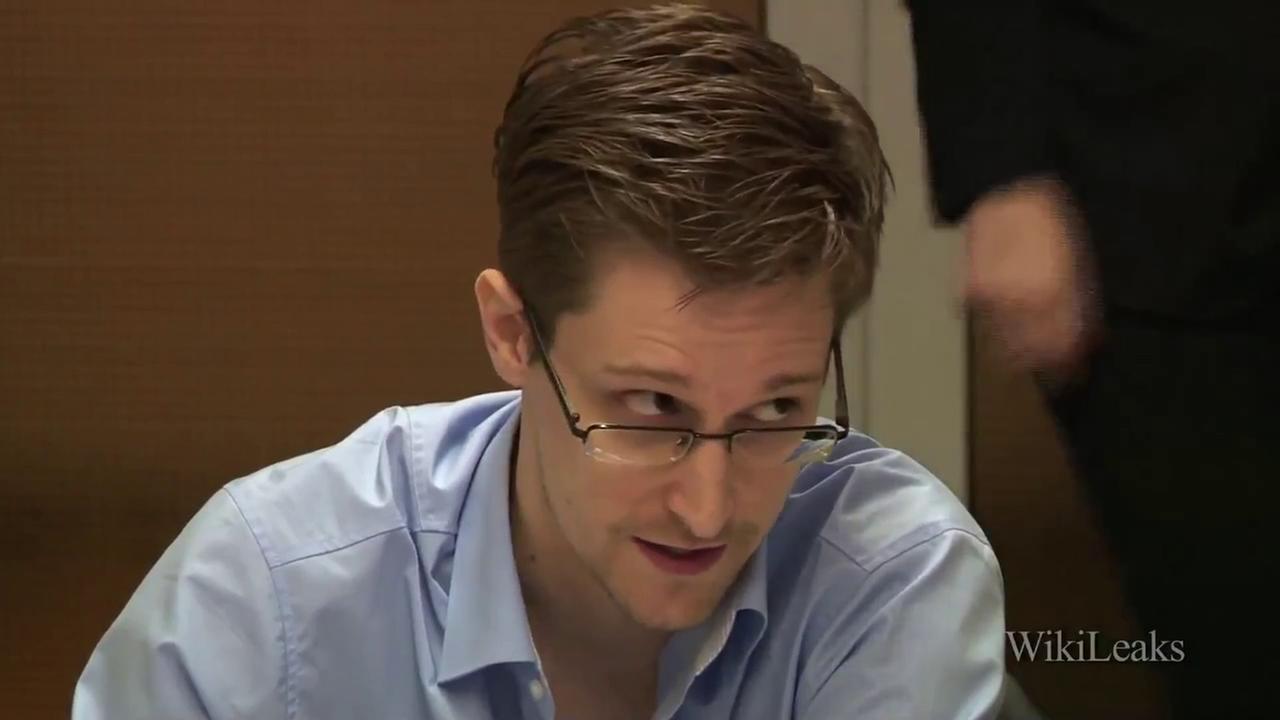 Screenshot eines Videos, das am 04.11.2013 von Wikileaks veröffentlicht wurde, zeigt Whistleblower Edward Snowden am 31.10.02013 während eines geheimen Treffen an einem unbekannten Ort in Moskau. Eine Befragung des US-Informanten zur NSA-Spähaffäre in Moskau ist nach Auffassung des Innenministeriums möglich. Asyl für den Ex-Geheimdienstler Snowden in Deutschland lehnt die Bundesregierung dagegen nach wie vor ab. Foto: Wikileaks (Nur zur redaktionellen Verwendung bei Urhebernennung: Wikileaks)