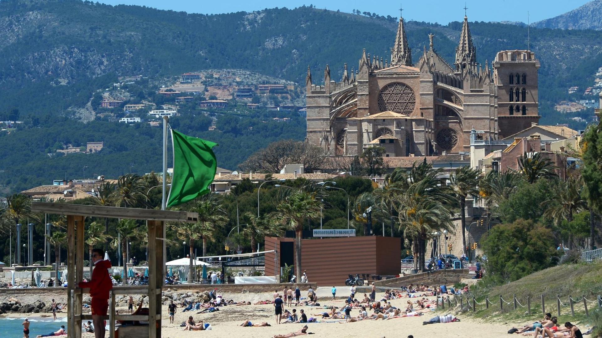 Der Strand von Es Portixol und die Kathedrale der Heiligen Maria in Palma de Mallorca auf Mallorca (Spanien). Der Strand von Es Portixol und die Kathedrale der Heiligen Maria in Palma de Mallorca auf Mallorca (Spanien).
