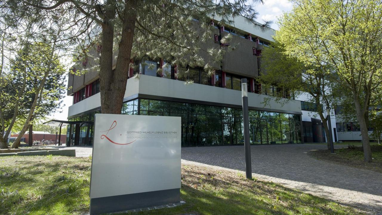 Die Gottfried Wilhelm Leibnizu Bibliothek. Die Gottfried Wilhelm Leibnizu Bibliothek.