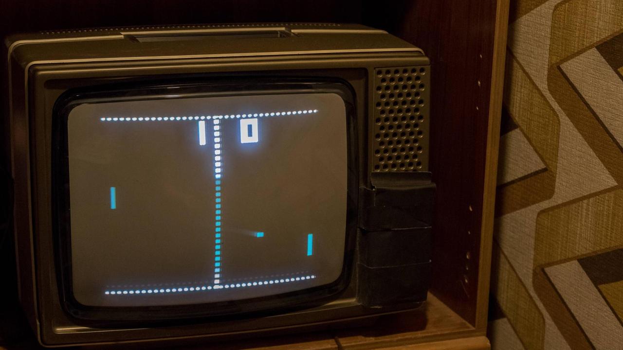 Bildschiurm mit dem Videospiel "Tennis", einer Variante des Kultspiels "Pong" im Computerspielmuseum Berlin. Bildschiurm mit dem Videospiel "Tennis", einer Variante des Kultspiels "Pong" im Computerspielmuseum Berlin.