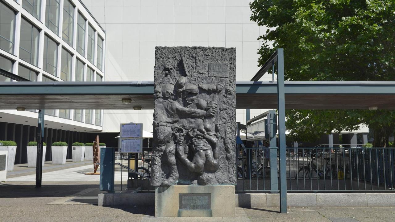 Gedenktafel "Benno Ohnesorg" in der Bismarckstrasse in Berlin-Charlottenburg.