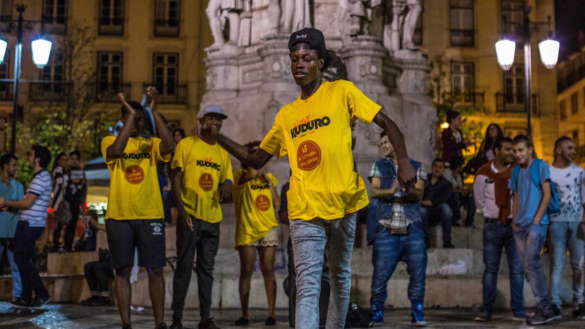 Kuduro-Tänzer bewerben den "I love Kuduro"-Film in Lissabon. Kuduro-Tänzer bewerben den "I love Kuduro"-Film in Lissabon.