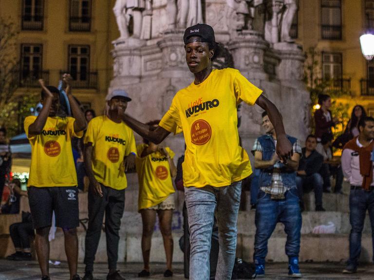 Kuduro-Tänzer bewerben den "I love Kuduro"-Film in Lissabon.