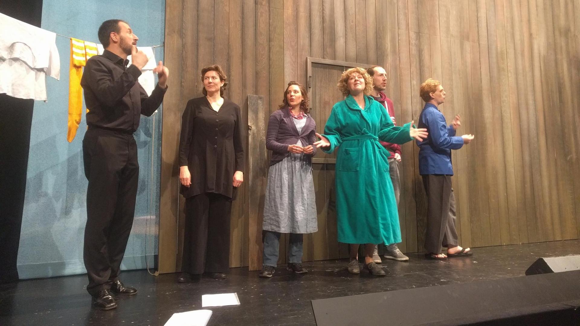 "Der Zauberer von Oz" am Hans Otto Theater mit Dolmetscher auf der Bühne "Der Zauberer von Oz" am Hans Otto Theater mit Dolmetscher auf der Bühne