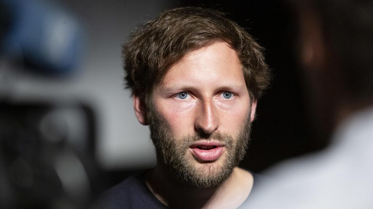 Portrait von Ruben Neugebauer, der gerade interviewt wird. Portrait von Ruben Neugebauer, der gerade interviewt wird.