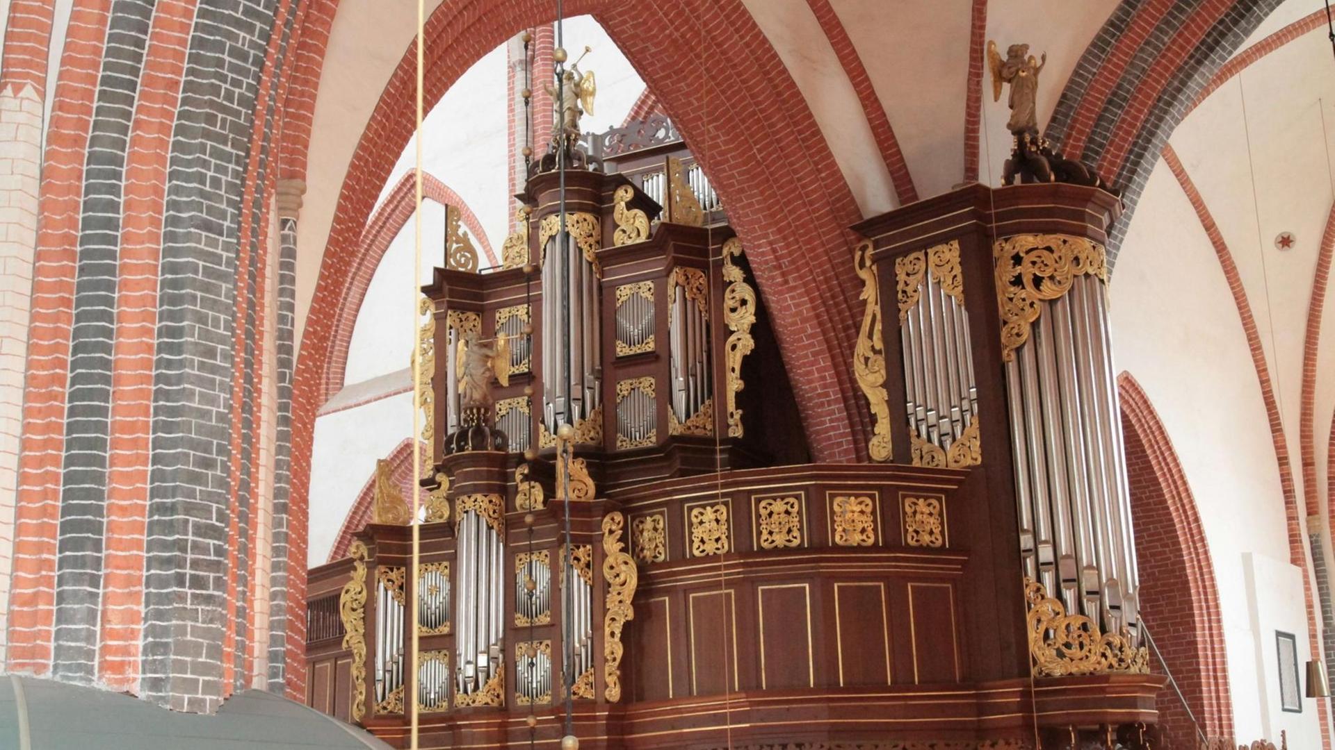 Die Arp-Schnitger-Orgel der Ludgerikirche in Norden verfügt über 46 Register, fünf Werke, drei Manualklaviaturen und Pedal