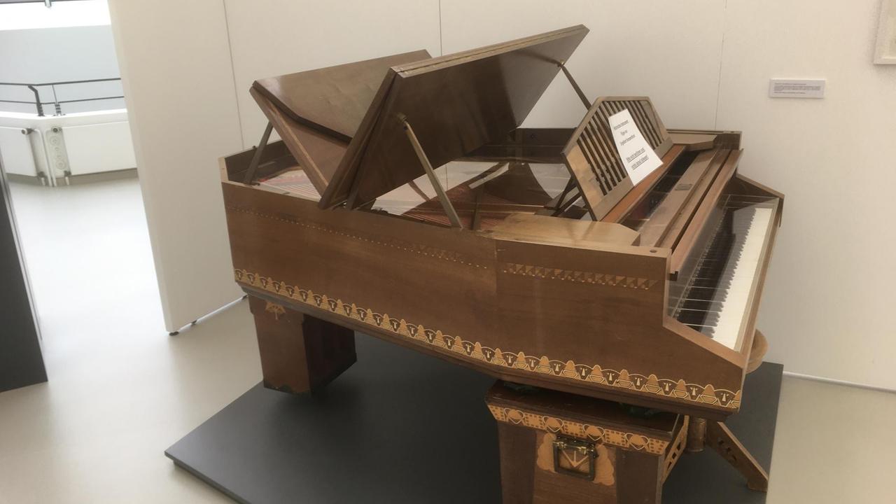 Im Jugendstil gearbeiteter und mit Intarsien belegter Glocken-Flügel in der Ausstellung zu Engelbert Humperdinck. Im Jugendstil gearbeiteter und mit Intarsien belegter Glocken-Flügel in der Ausstellung zu Engelbert Humperdinck.