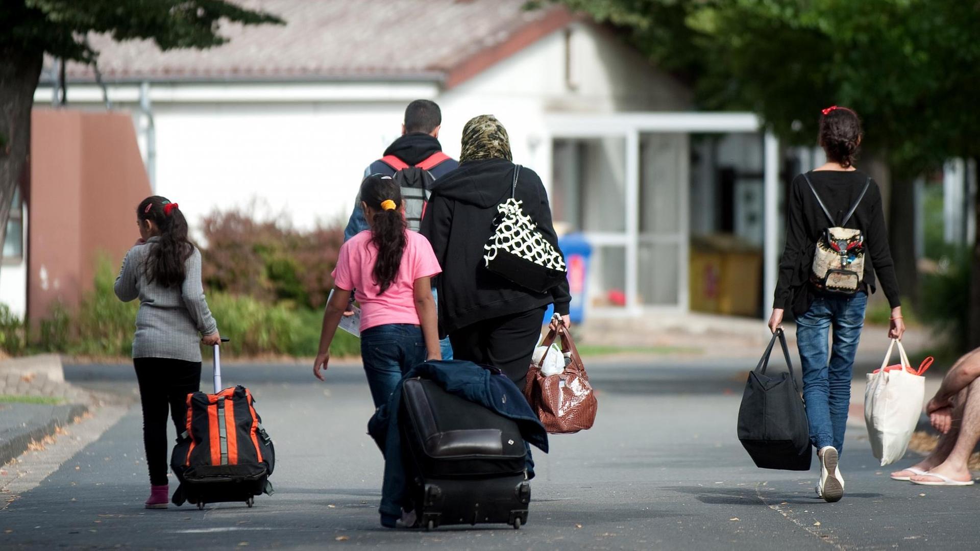 Flüchtlinge mit Koffern und Plastiktüten in Friedland, Niedersachsen. Flüchtlinge mit Koffern und Plastiktüten in Friedland, Niedersachsen.