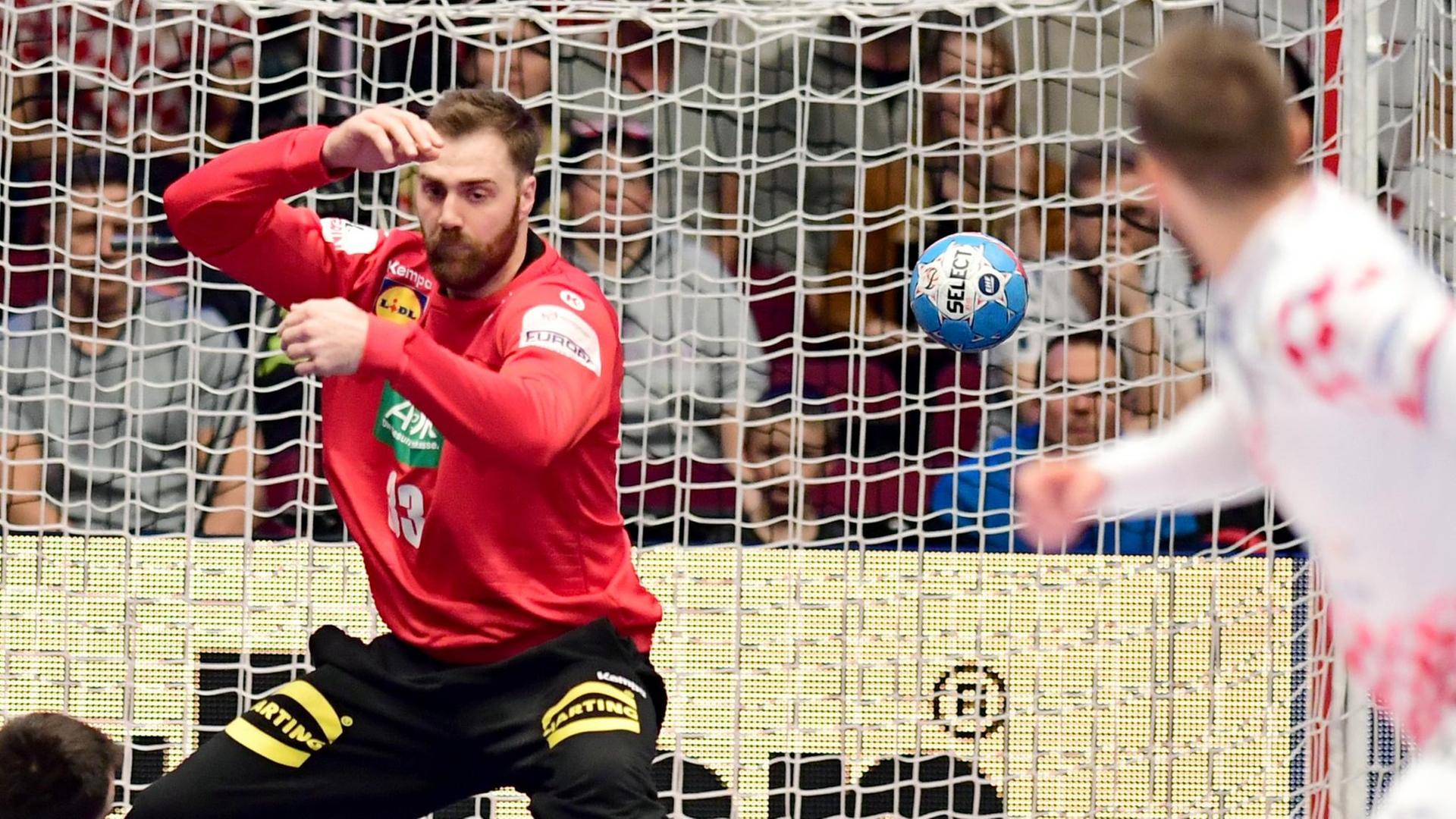 Ein kroatischer Spieler macht ein Tor gegen Deutschland. Ein kroatischer Spieler macht ein Tor gegen Deutschland.