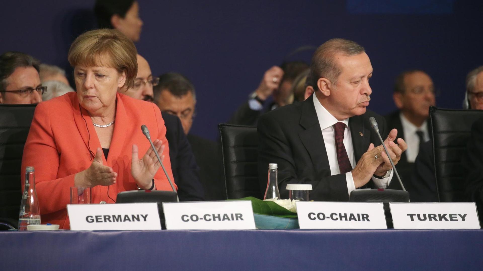 Bundeskanzlerin Angela Merkel und der türkische Präsident Recep Rayyip Erdogan bei einer UNO-Konferenz in Istanbul. Bundeskanzlerin Angela Merkel und der türkische Präsident Recep Rayyip Erdogan bei einer UNO-Konferenz in Istanbul.