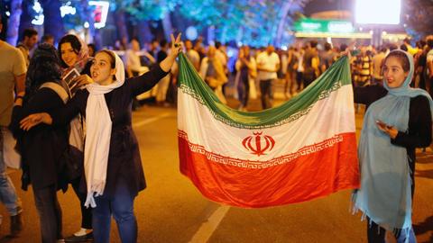 In der iranischen Hauptstadt Teheran waren tausende Menschen auf den Straßen, um das Atomabkommen zu feiern.