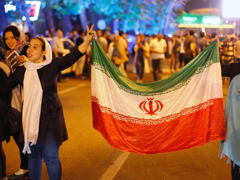 In der iranischen Hauptstadt Teheran waren tausende Menschen auf den Straßen, um das Atomabkommen zu feiern.