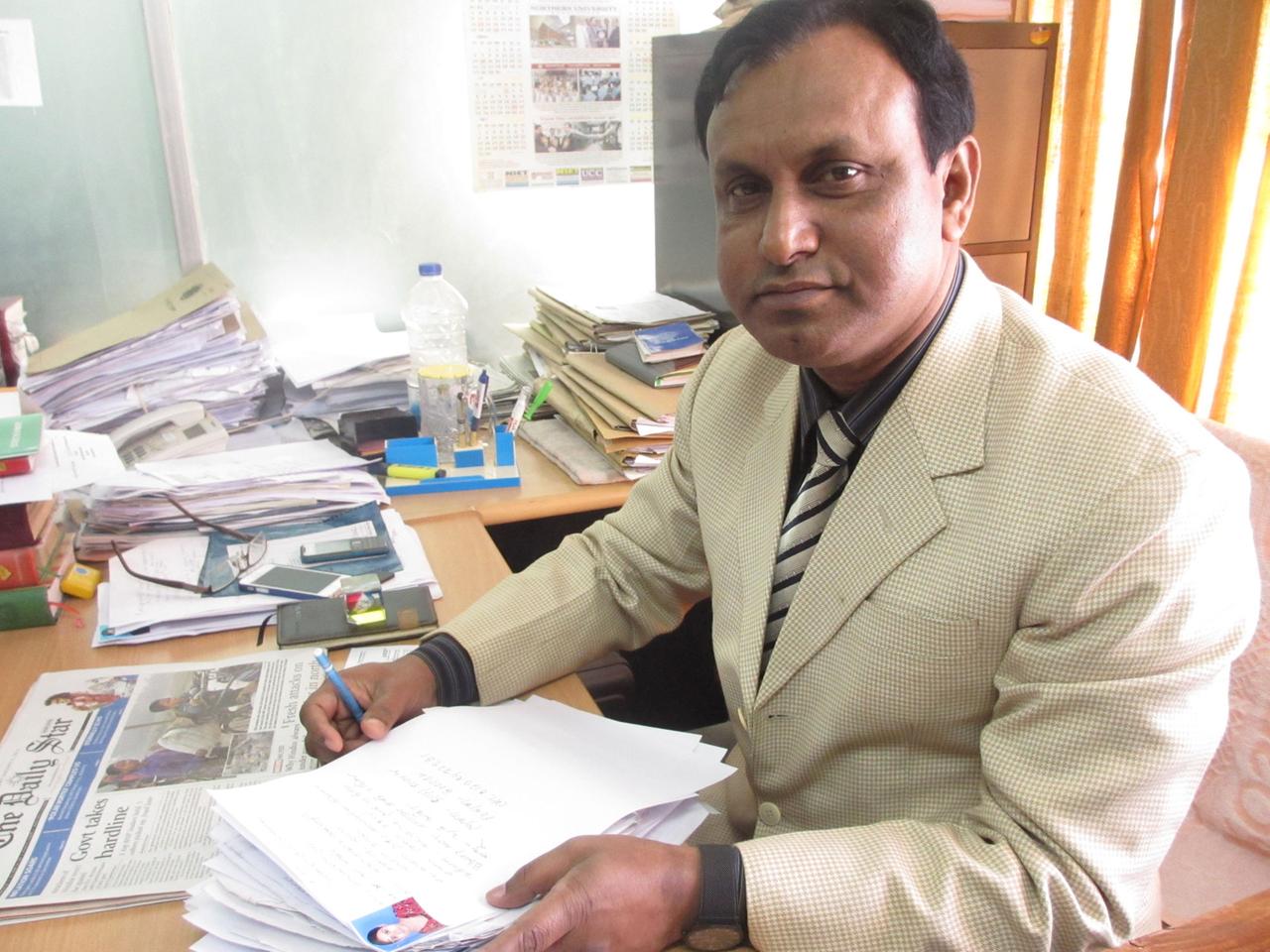 Bijoy Krishna Kar, der Chefermittler der Polizei im Fall Rana Plaza. Er rechnet mit hohen Haftstrafen für die Verantwortlichen – und mit weiteren Katastrophen. Bijoy Krishna Kar, der Chefermittler der Polizei im Fall Rana Plaza. Er rechnet mit hohen Haftstrafen für die Verantwortlichen – und mit weiteren Katastrophen.