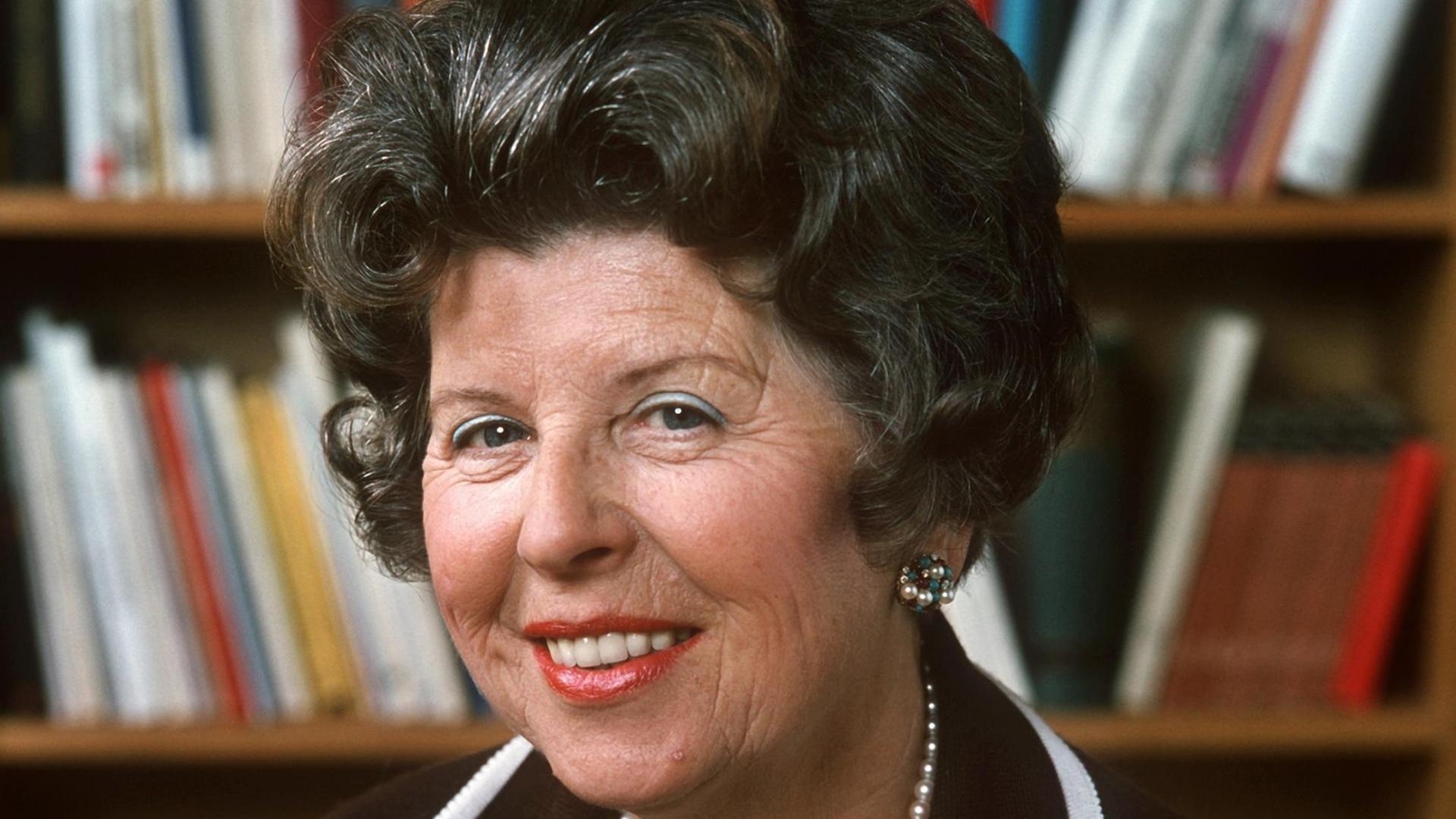 Die Schweizer Sängerin und Autorin Maria Stader, aufgenommen während der Internationalen Frankfurter Buchmesse im Oktober 1979, im Kostüm, mit Perlenkette Die Schweizer Sängerin und Autorin Maria Stader, aufgenommen während der Internationalen Frankfurter Buchmesse im Oktober 1979, im Kostüm, mit Perlenkette