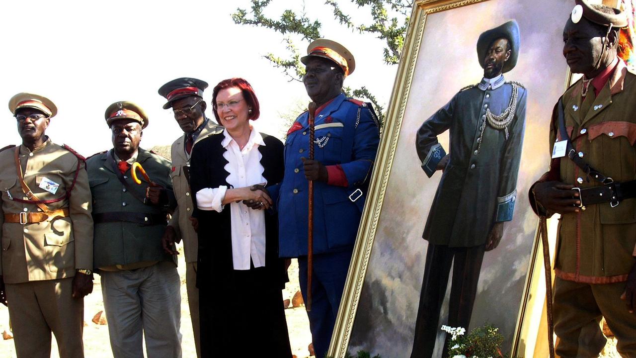 Entwicklungshilfeministerin Heidemarie Wieczorek-Zeul (SPD) 2004 in Namibia