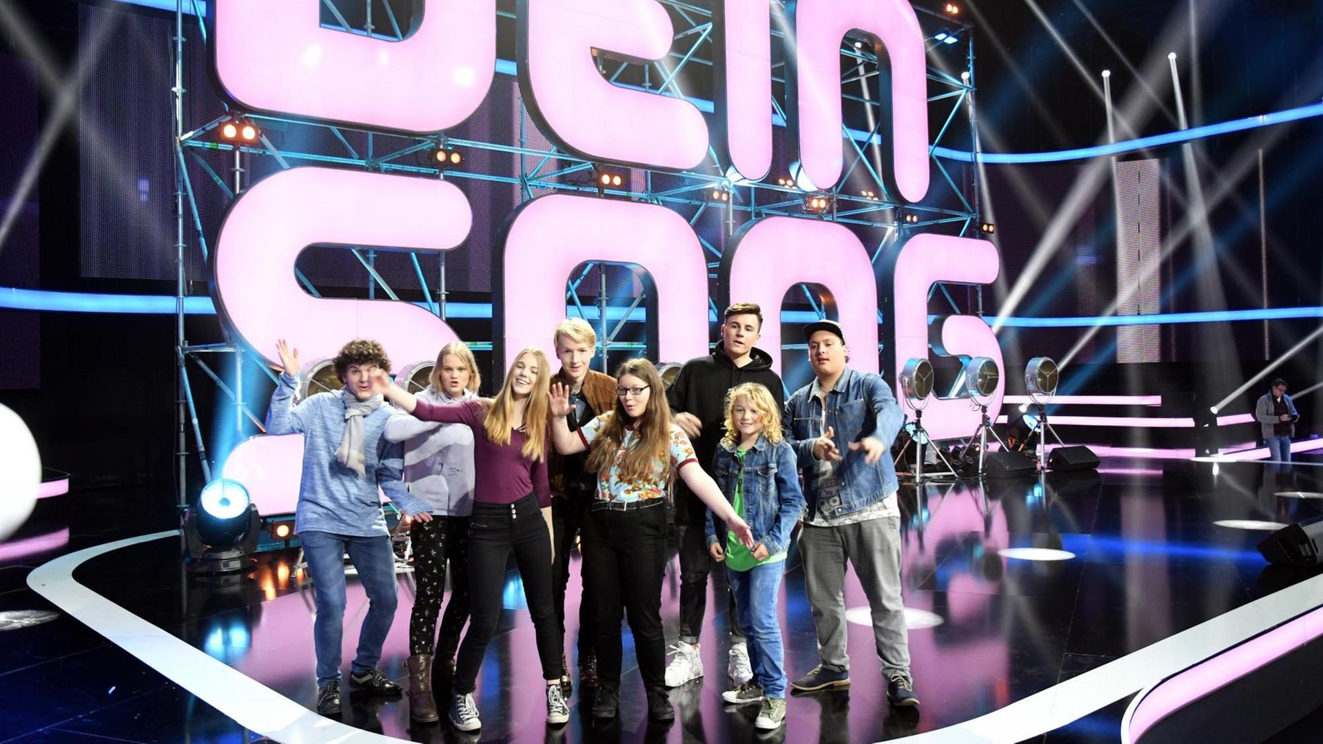 Die Finalisten Felix (17, aus Essen) , l-r, Julia (15, aus Berlin), Annalea (14 aus Leipzig), Leon (17, aus Berlin) , Zuzanna (15, aus Braunschweig). Sidney (15, aus Willich Nersen), Jonah (9, aus Düsseldorf), Chasji Ayvar (18 aus Köln) posieren am 14.03.2018 in Köln bei einem Vorabpressetermin mit den Finalisten von "Dein Song" Wer wird Songwriter des Jahres 2018, der einzige Nachwuchskomponisten Wettbewerb im deutschen Fernsehen. Das Finale wird am 16.03. 19.05 im ZDF und KiKa ausgestrahlt. Die Finalisten Felix (17, aus Essen) , l-r, Julia (15, aus Berlin), Annalea (14 aus Leipzig), Leon (17, aus Berlin) , Zuzanna (15, aus Braunschweig). Sidney (15, aus Willich Nersen), Jonah (9, aus Düsseldorf), Chasji Ayvar (18 aus Köln) posieren am 14.03.2018 in Köln bei einem Vorabpressetermin mit den Finalisten von "Dein Song" Wer wird Songwriter des Jahres 2018, der einzige Nachwuchskomponisten Wettbewerb im deutschen Fernsehen. Das Finale wird am 16.03. 19.05 im ZDF und KiKa ausgestrahlt.