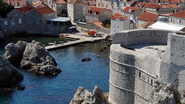 Zu sehen ist die Stadt Dubrovnik, im Vordergrund die mächtige alte Festung.