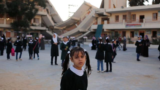 Palästinensische Schülerinnen stehen auf den Hof ihrer Schule in Gaza-Stadt.