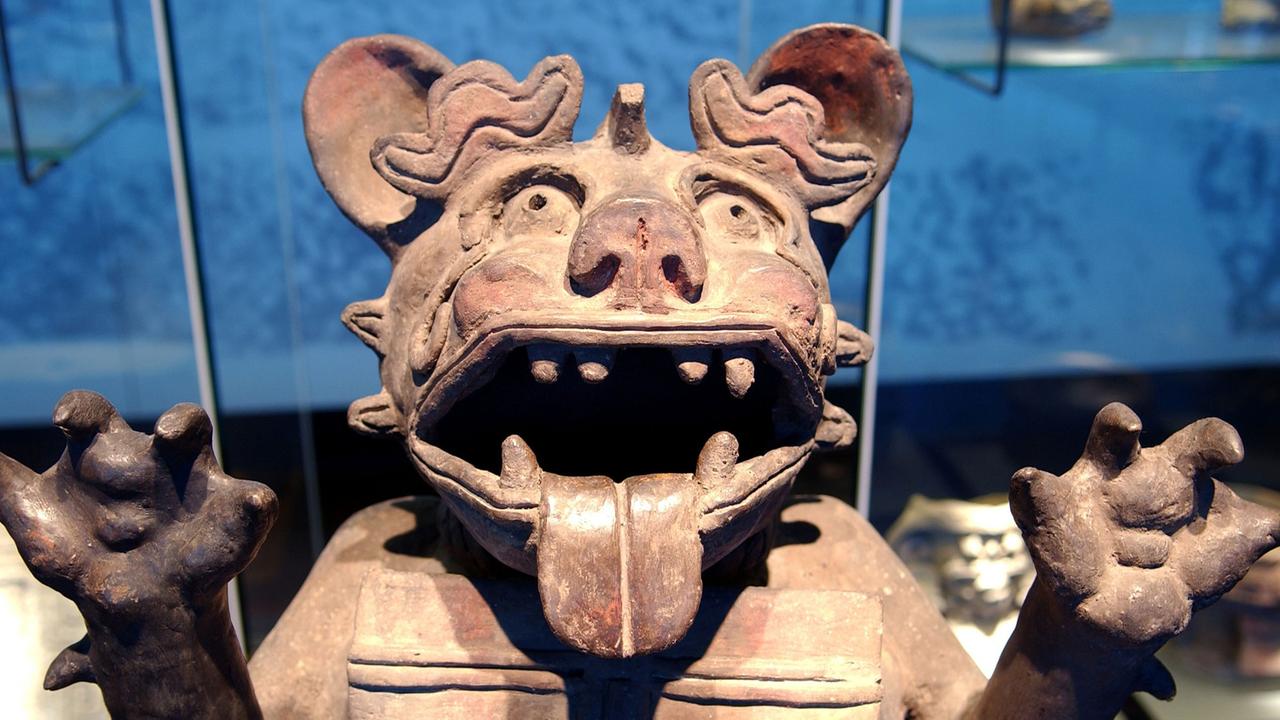Ein Räuchergefäß in der Gestalt des zapotekischen Fledermausgottes steht im Ethnologischen Museum in Berlin in der Sammlung über die Ureinwohner Mittelamerikas. Ein Räuchergefäß in der Gestalt des zapotekischen Fledermausgottes steht im Ethnologischen Museum in Berlin in der Sammlung über die Ureinwohner Mittelamerikas.